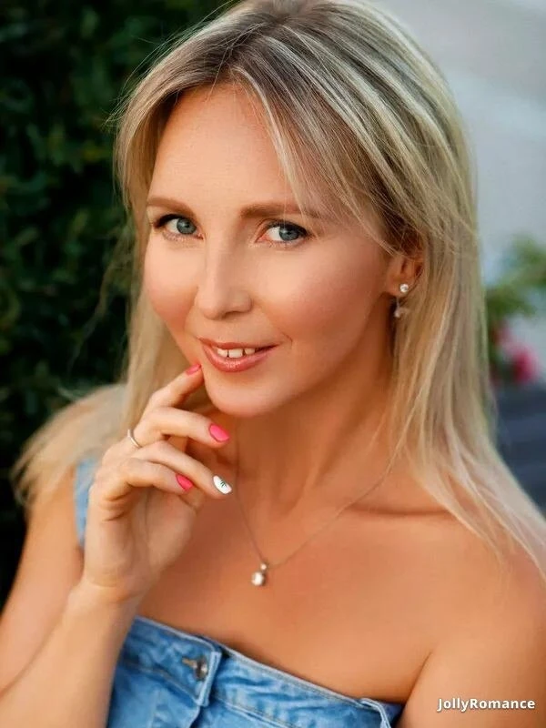 Alexsandra Profile image 2